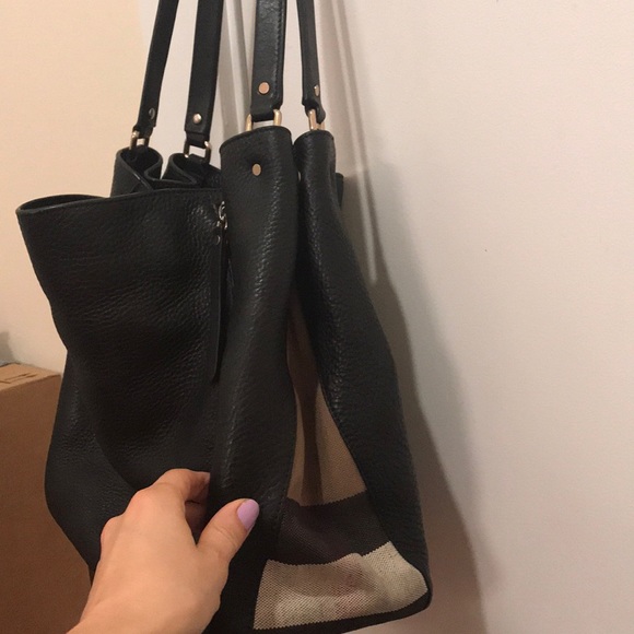 Beautiful black leather Burberry handbag. - Picture 3 of 7